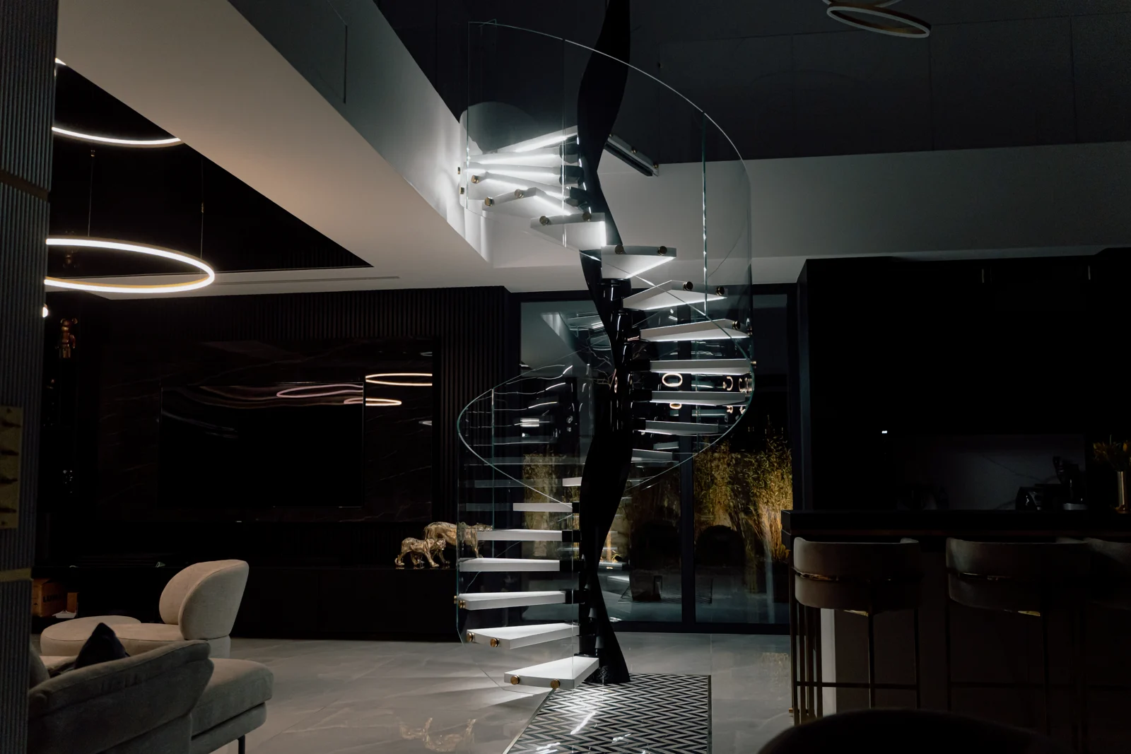 Spiral staircase with light-coloured treads and a dark structure — view 02