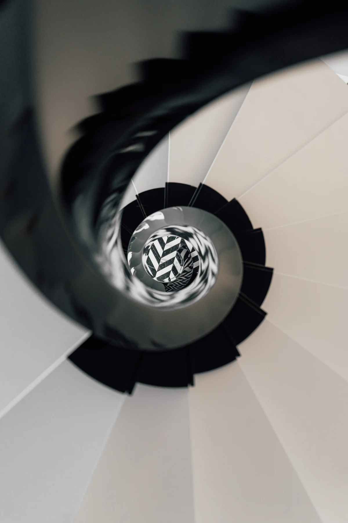 Spiral staircase with light-coloured treads and a dark structure — view 07