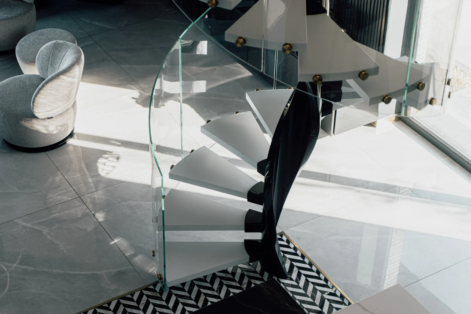 Spiral staircase with light-coloured treads and a dark structure — view 08